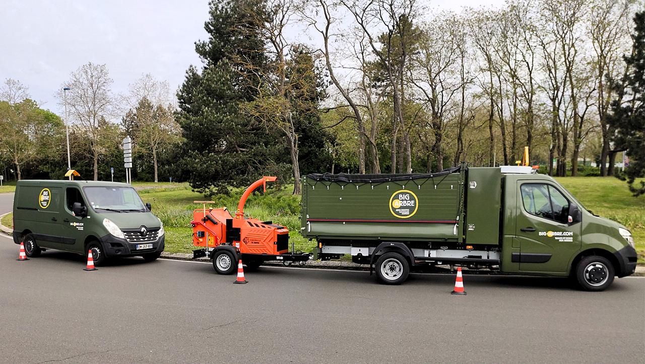 Camion Big Arbre et camion benne avec broyeur