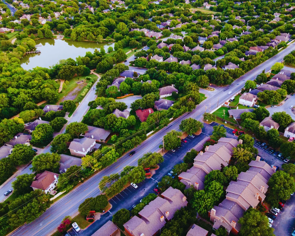 Vue aérienne d'un quartier résidentiel arboré illustrant l'importance des arbres en milieu urbain